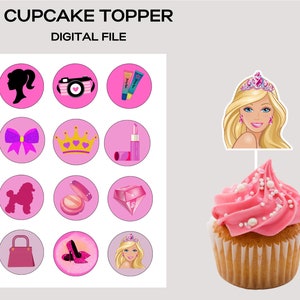 Może przedstawiać: Różowe i białe ozdoby do babeczek z lalką Barbie, koroną, kokardką, aparatem fotograficznym, szminką, torebką, butem, pudlem i diamentem. Ozdoby są nadrukowane na okrągłych kółkach i idealnie nadają się do dekorowania babeczek na imprezę w stylu Barbie.
