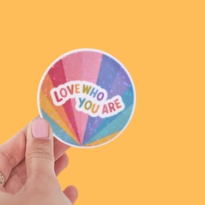 Houd van wie je bent Sticker| Spatwaterdichte sticker| Holografische glittersticker