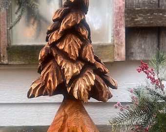 Árbol de cedro tallado a mano