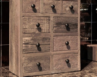 Portaspezie rustico realizzato in legno di recupero | armadio da cucina