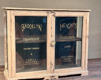 Unieke antieke apothekersvitrine | Glazen vitrinekast van een apotheek in Brooklyn Heights | Vintage wandvitrine, massief hout met patina | Unieke glazen kast