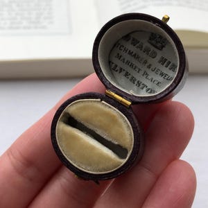 アンティーク ビクトリア朝 楕円形 ダーク マルーン/ブラウン レザー 婚約/結婚指輪ボックス、1800 年代中期～後期 (空)