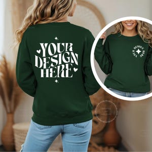 Może przedstawiać: Ciemnozielona bluza z białym napisem "YOUR DESIGN HERE" na plecach, ozdobiona sercami i gwiazdkami. Mniejszy obrazek przedstawia przód bluzy z napisem "DESIGN HERE".