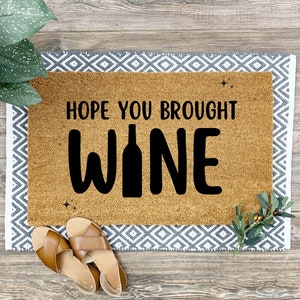 Hoppas du tog med dig vin SVG PNG, dörrmatta med vin SVG, rolig dörrmatta svg, vin svg png, verandaskylt svg, alkoholvin svg png, välkommen png