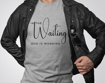 Dans l’attente Dieu travaille PNG SVG, Jésus PNG, écriture biblique, Tshirt chrétien Sublimation, Christianisme pour la femme, Inspiration Citation png