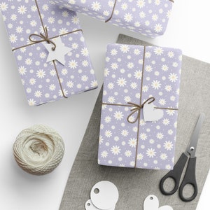 Carta da regalo con margherite Confezione regalo viola con carta da regalo floreale con margherite
