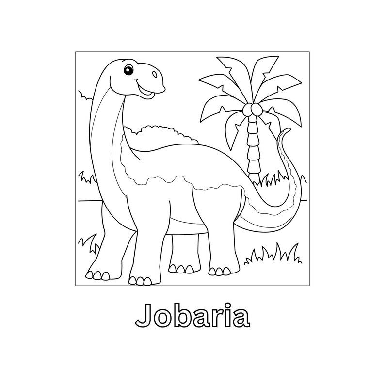 Op de afbeelding: Een zwart-witte lijntekening van een Jobaria-dinosaurus die naast een palmboom staat. De dinosaurus heeft een lange nek en staart. De dinosaurus kijkt naar de rechterkant van de afbeelding. De palmboom heeft een stam en bladeren. De dinosaurus en de palmboom bevinden zich in een grasrijk gebied.