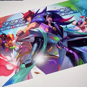 Pode incluir: Uma vibrante impressão de arte digital com vários personagens em trajes coloridos. As figuras centrais são um homem musculoso com cabelo ruivo e uma mulher com uma roupa roxa e azul. O fundo inclui um palco e tinta colorida.