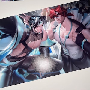 Pode incluir: Ilustração com duas figuras musculosas. Uma tem cabelo preto e branco e um fone de ouvido, a outra tem cabelo ruivo e um distintivo VIP. Ambos estão em uma pose dinâmica, com um esquema de cores azul e preto.