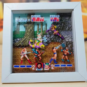 Pode incluir: Uma cena de pixel art de um jogo retro enquadrada. A cena apresenta um grupo de personagens em um cenário de fantasia, com um céu azul e árvores verdes. O texto "STAGE 1" e "MAGIC" é visível na parte superior da moldura.
