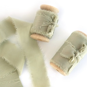 Ruban de soie vert sauge rosée sur bobine en bois 100 % soie 1/2 po. 1 po. et 2 po. avec bord brut pour faire-part de mariage papier cadeau fixe