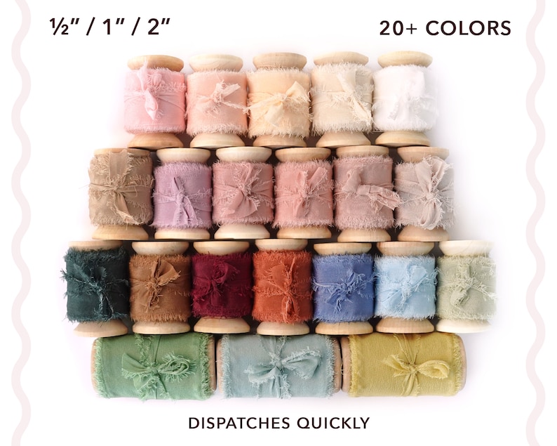 Peut inclure: Collection de rubans color&eacute;s &agrave; bords effiloch&eacute;s sur des bobines en bois. Les rubans sont disponibles dans une vari&eacute;t&eacute; de couleurs pastel et de bijoux, avec le texte "1/2" / 1" / 2"" et "20+ COLORS" visibles. Le texte "DISPATCHES QUICKLY" est &eacute;galement visible.
