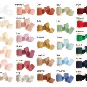 Peut inclure: Une collection de rubans de soie color&eacute;s sur des bobines en bois. Les couleurs comprennent ivoire, flamingo, argile, ros&eacute;e, prune, champagne, noisetier, or, menthe, abricot, &eacute;meraude, lilas, pistache, aqua, p&ecirc;che, raisin, for&ecirc;t, noisette, ciel, indigo, blush, mauve, caramel, provence, noir, rose cendr&eacute; et brouillard.