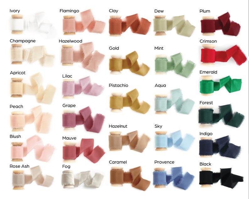 Peut inclure: Une collection de rubans de soie color&eacute;s sur des bobines en bois. Les couleurs comprennent ivoire, flamingo, argile, ros&eacute;e, prune, champagne, noisetier, or, menthe, abricot, &eacute;meraude, lilas, pistache, aqua, p&ecirc;che, raisin, for&ecirc;t, noisette, ciel, indigo, blush, mauve, caramel, provence, noir, rose cendr&eacute; et brouillard.