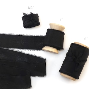Ruban de soie noir sur bobine en bois 100 % soie 1/2" 1" et 2" avec bord brut pour faire-part de mariage papier cadeau fixe