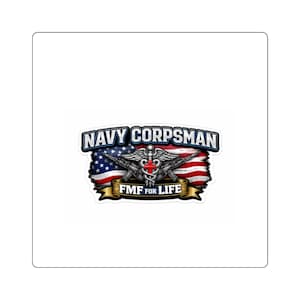Op de afbeelding: Een sticker met de tekst "NAVY CORPSMAN" in blauw en wit, met een ontwerp met de Amerikaanse vlag, twee geweren en een medisch symbool. De woorden "FMF FOR LIFE" staan op een gouden banner.