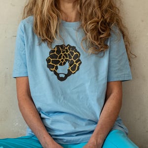 Leo Leute – Giraffe – Unisex Shirt aus Bio-Baumwolle