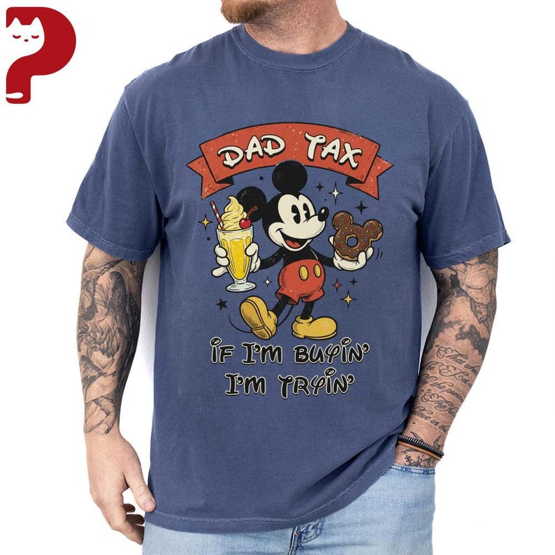 Puede incluir: Camiseta azul con un dise&ntilde;o de Mickey Mouse de dibujos animados. Mickey sostiene una bebida y una rosquilla. El texto "DAD TAX" est&aacute; encima de Mickey, y "IF I'M BUYIN' I'M TRYIN'" est&aacute; debajo. La camiseta tiene un aspecto vintage.