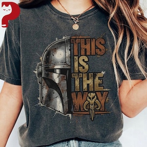 Może przedstawiać: Zestaw trzech ceramicznych kubk&oacute;w z nakrapianym, matowym wykończeniem. Kubki są w odcieniach kremu, jasnoszarym i ciemnoszarym. Każdy kubek ma prosty, minimalistyczny design, idealny do kawy lub herbaty.