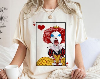 Op de afbeelding: Een wit T-shirt met een afbeelding van de Koningin van harten uit Alice in Wonderland. De Koningin heeft rood haar en draagt een kroon, en ze schreeuwt "Weg met hun hoofden!" De afbeelding staat op een speelkaart met een rood hart in de hoek.