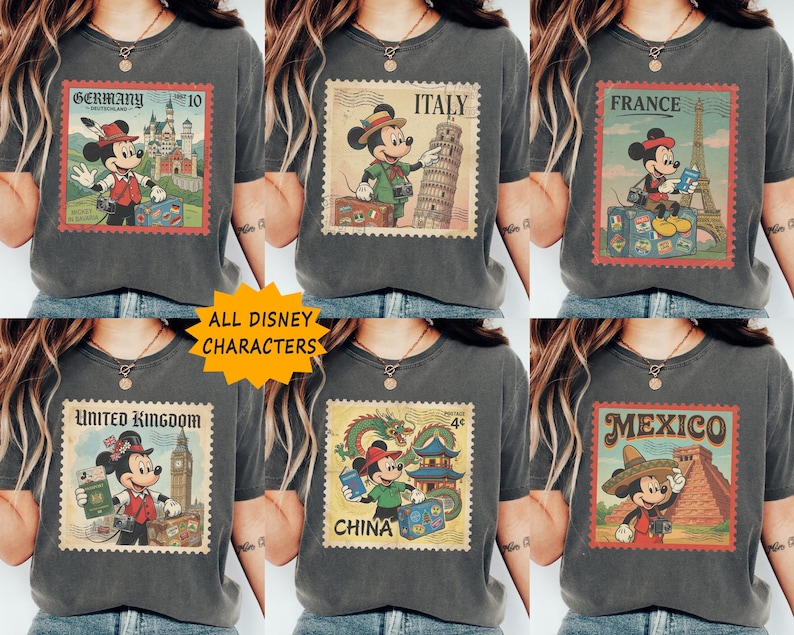 Op de afbeelding: Donkergrijze t-shirts met Mickey Mouse-reisontwerpen. Elk shirt toont een bezienswaardigheid van een ander land en Mickey Mouse in bijpassende kleding, gestyled als vintage postzegels. De tekst "ALL DISNEY CHARACTERS" is ook zichtbaar.
