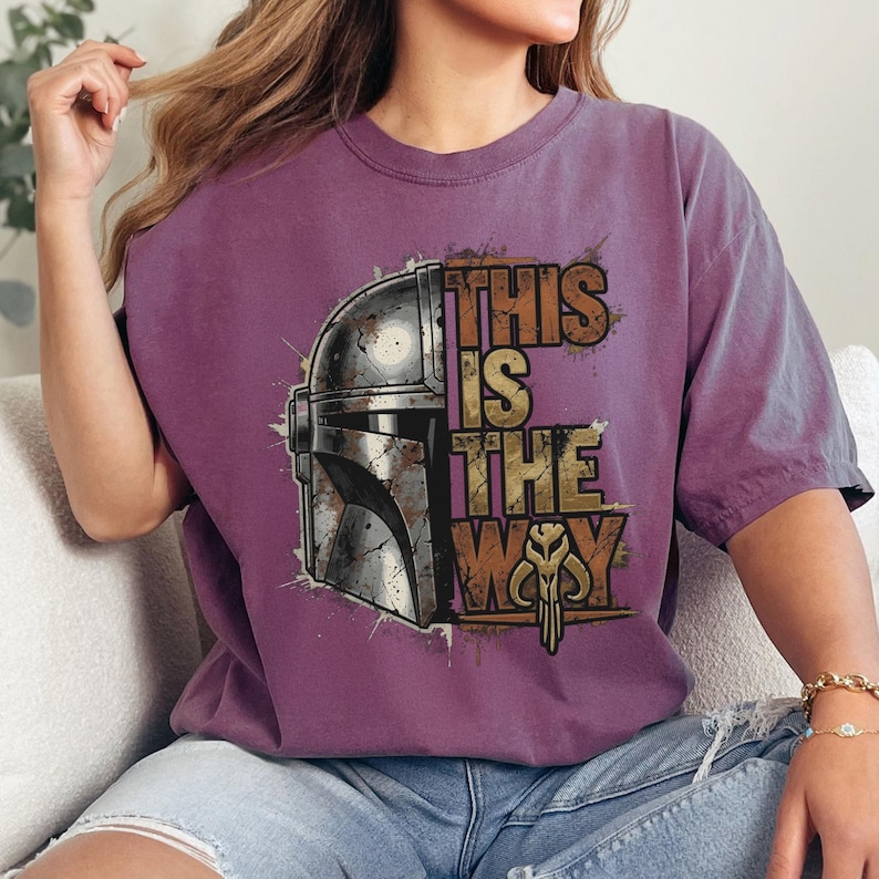 Może przedstawiać: Biały ceramiczny kubek z czarnym uchwytem i napisem "But First, Coffee" czarną, odręczną czcionką. Kubek stoi na białej powierzchni.