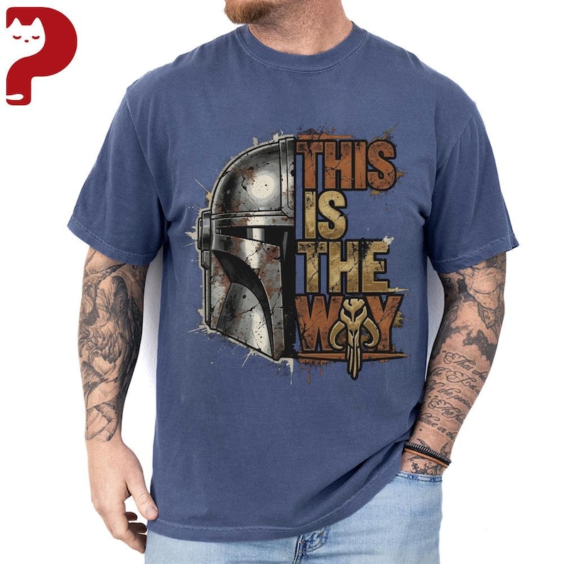 Może przedstawiać: Rustykalny drewniany szyld z napisem "Welcome to our home" w białych literach. Szyld ma postarzaną powierzchnię i prosty, zapraszający design, idealny na werandę lub do przedpokoju.