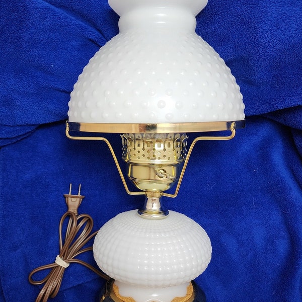 Lampe vintage en verre blanc laiteux. Idéale pour une lampe d'appoint, un MCM, une décoration de ferme ou une lampe de chevet !