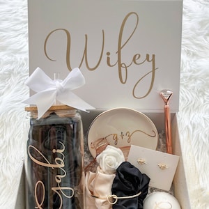 Bridal Gift Box, Bride to Be Gift Box, Personalized Bridal Gift Box, Bridal Shower gift box, Customized Engagement gift box, Future Mrs box