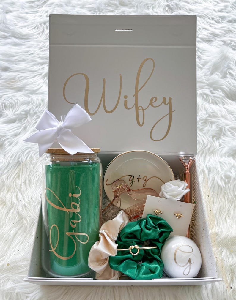 Personalized Bridal Gift Box | Bride To Be Gift | Bridal Shower Gift | Engagement Gift for Bride | Custom Wedding Gift Box | Future Mrs Gift Bild 5