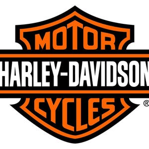 Peut inclure: Logo Harley-Davidson Cycles noir et orange. Le logo en forme de bouclier affiche les mots "MOTOR HARLEY-DAVIDSON CYCLES" en blanc, avec un contour orange et noir.