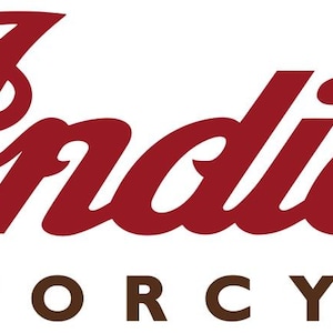 Op de afbeelding: Rood en wit logo voor Indian Motorcycle. Het woord "Indian" staat in een gestileerd schrijflettertype en het woord "Motorcycle" staat in een bloklettertype.