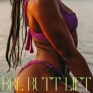 Op de afbeelding: Een paarse, getextureerde bikiniset bestaande uit een top met schouderbandjes en een bijpassend broekje met zijstrikjes. De stof ziet er nat uit met zichtbare waterdruppels. De tekst BBL BUTT LIFT is in grote, heldere limoengroene hoofdletters over de afbeelding geplaatst.