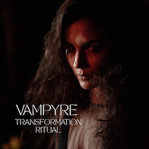 Op de afbeelding: Een dramatisch portret van een vrouw met lang, donker haar. De afbeelding wordt gedomineerd door diepe schaduwen en een rode tint, met de tekst "VAMPYRE TRANSFORMATION RITUAL" in het wit.