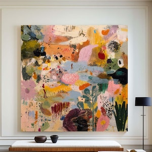Puede incluir: Una gran pintura abstracta cuadrada con una mezcla vibrante de pinceladas, salpicaduras y formas orgánicas en tonos melocotón, azul claro, verde oliva, rosa y rojo oscuro. El texto Artismorespace aparece en la parte central inferior.