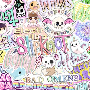 以下が含まれることがあります： Slipknot、Deftones、Bad Omens、Avenged Sevenfoldなどのバンドロゴや、ユニコーン、クジラ、ドクロなどのキャラクターが描かれた、パステルカラーや鮮やかな色合いのビニールステッカーの詰め合わせセット。