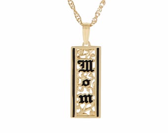 Op de afbeelding: Gouden ketting met een zwarte emaille hanger met daarop "MOM" in een decoratief lettertype.