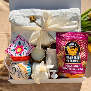 Flower Birthday Gift, Cozy Birthday Gift Box, Birthday Present, Gift For Best Friend, Bday Care Package, Birthday Ideas, Gift with Blanket