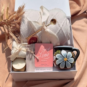 Cozy Hygge Gift Box, Thinking of you Gift Box With Blanket, Gift for Her, Cozy Care Package, Self Care Gift Box, Birthday Box for Her, Socks