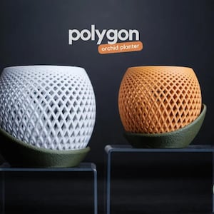 Könnte beinhalten: Zwei kugelförmige Orchideen-Pflanzgefäße mit einem geometrischen Gitterdesign. Eines ist weiß, das andere orange. Beide stehen auf einem dunkelgrünen Sockel. Das Wort "polygon" steht über den Pflanzgefäßen, darunter "orchid planter".