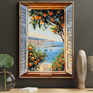 Op de afbeelding: Een ingelijst schilderij toont een kustlandschap door een raam met blauwe luiken. Sinaasappelbomen omlijsten het uitzicht op een blauwe zee, boten en een verre stad. Het kunstwerk heeft een warm, uitnodigend kleurenpalet.