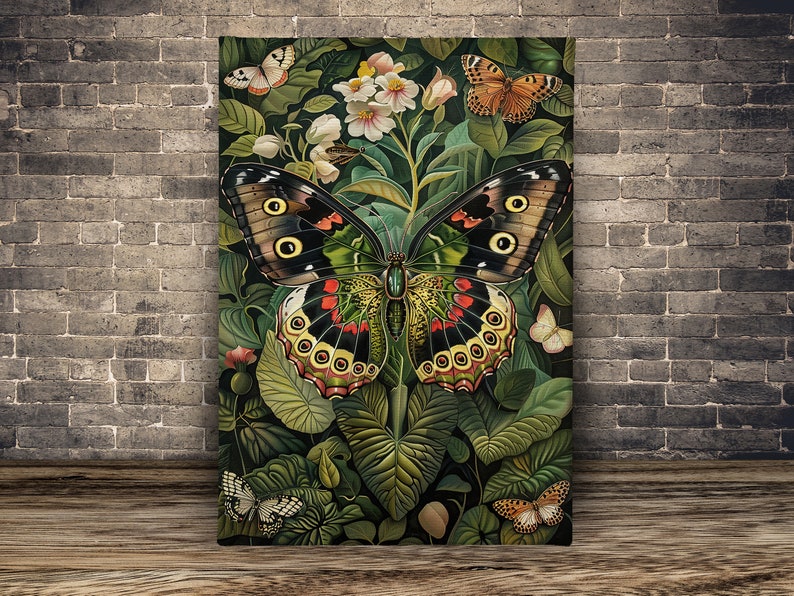 Op de afbeelding: Een grote groene en bruine vlinder met gele en rode markeringen is omringd door groene bladeren en witte bloemen. Er zijn kleinere vlinders op de achtergrond.