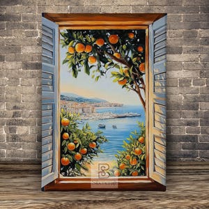 Op de afbeelding: Olieverfschilderij van een kustlandschap gezien door een raam met open luiken. Het schilderij toont sinaasappelbomen met rijpe vruchten, een blauwe zee en een stad in de verte. De raamkozijn is bruin en de luiken zijn blauw.