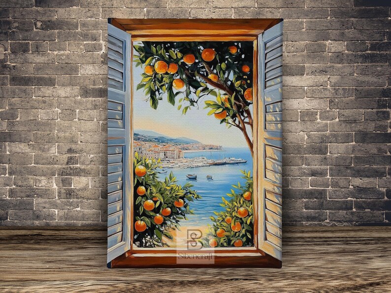 Op de afbeelding: Olieverfschilderij van een kustlandschap gezien door een raam met open luiken. Het schilderij toont sinaasappelbomen met rijpe vruchten, een blauwe zee en een stad in de verte. De raamkozijn is bruin en de luiken zijn blauw.