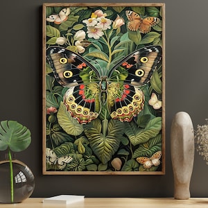 Op de afbeelding: Een ingelijste print van een grote, kleurrijke vlinder met zwarte, groene, gele en rode vleugels. De vlinder wordt omringd door groene bladeren en witte bloemen.