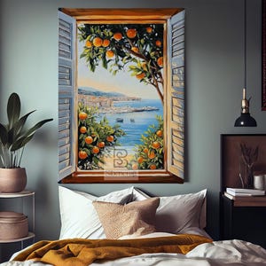 Op de afbeelding: Olieverfschilderij van een kustlandschap gezien door een raam met blauwe luiken. Sinaasappelbomen omlijsten het uitzicht op de zee, boten en gebouwen. Het kunstwerk hangt boven een bed met wit beddengoed en een gouden deken.