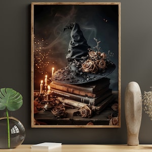 Op de afbeelding: Een zwarte heksenhoed met een stapel oude boeken en kaarsen, versierd met bruine rozen en rook. De afbeelding heeft een donkere, sfeervolle esthetiek.