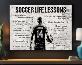 Peut inclure: Affiche de motivation en noir et blanc avec un joueur de football portant un maillot avec le numéro 14 et le nom Aubrey. L'affiche présente 12 leçons de vie sur le football, notamment "Soyez toujours prêt", "Soyez humble", "Croyez en vous" et "Le travail d'équipe est le meilleur travail."