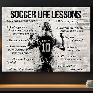 Op de afbeelding: Zwart-witte motiverende poster met een voetballer in het midden. De poster bevat de tekst "Soccer Life Lessons" en 12 levenslessen die te maken hebben met voetbal.