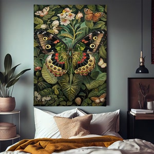 Op de afbeelding: Een grote, kleurrijke vlinder met zwarte, rode, gele en groene vleugels is omringd door weelderig groen en witte bloemen. De vlinder is het middelpunt van de afbeelding, met zijn vleugels wijd uitgespreid.